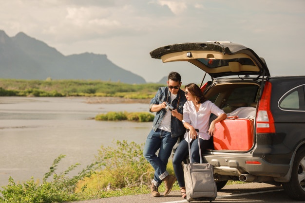 asian-couple-man-with-vintage-camera-woman-sitting-back-car-travel-mountain-lake-holiday-with-car-road-trip1286-3133